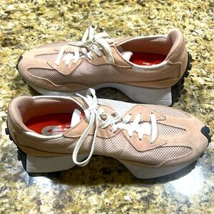 Women’s 327 New Balance Suede Sneakers light pink size 8.5